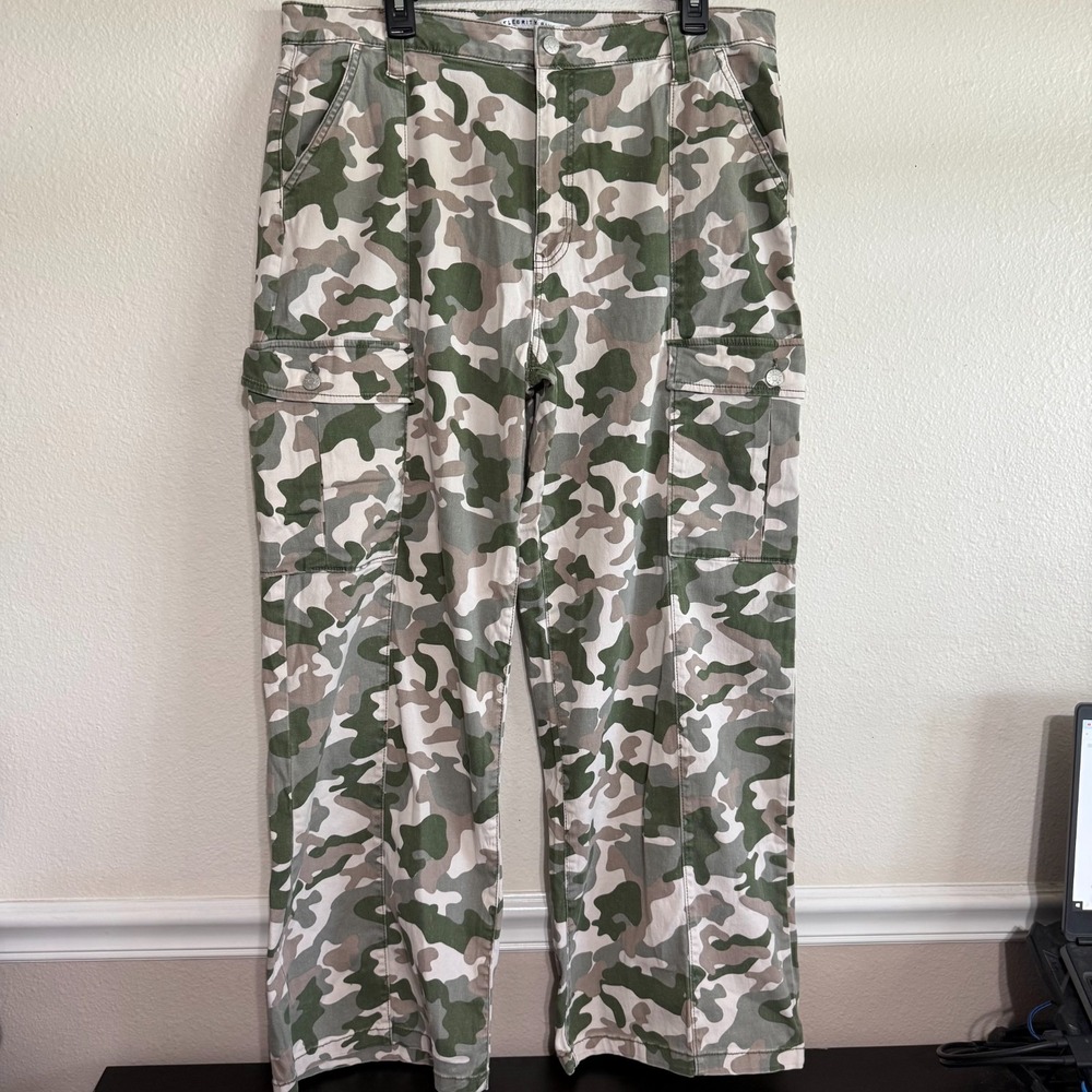 Celebrity Pink Cargo Pants Women's 17/33 Camouflage Straight Leg High-Rise‎